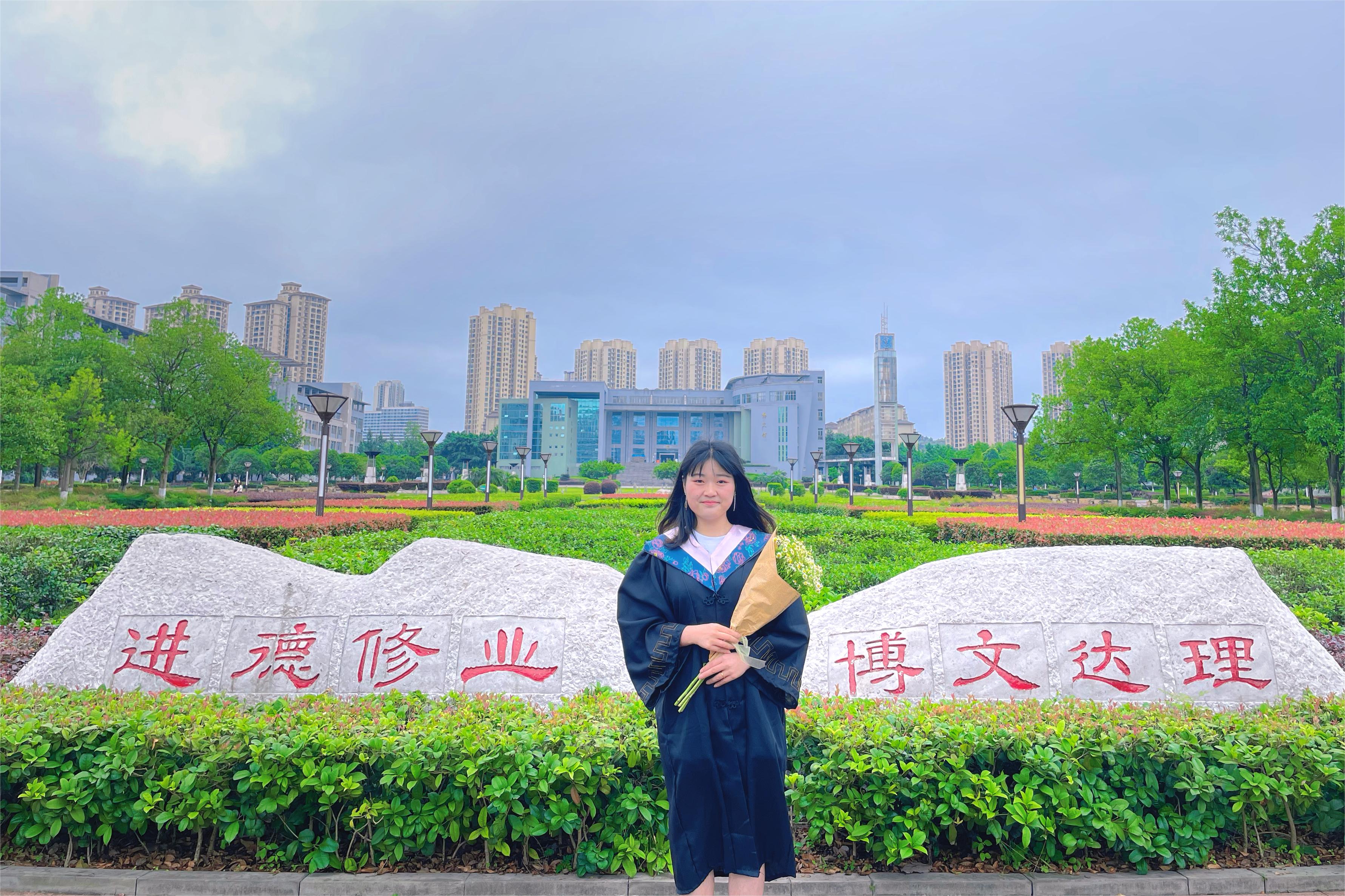 图片2 毕业照校训石旁.jpg