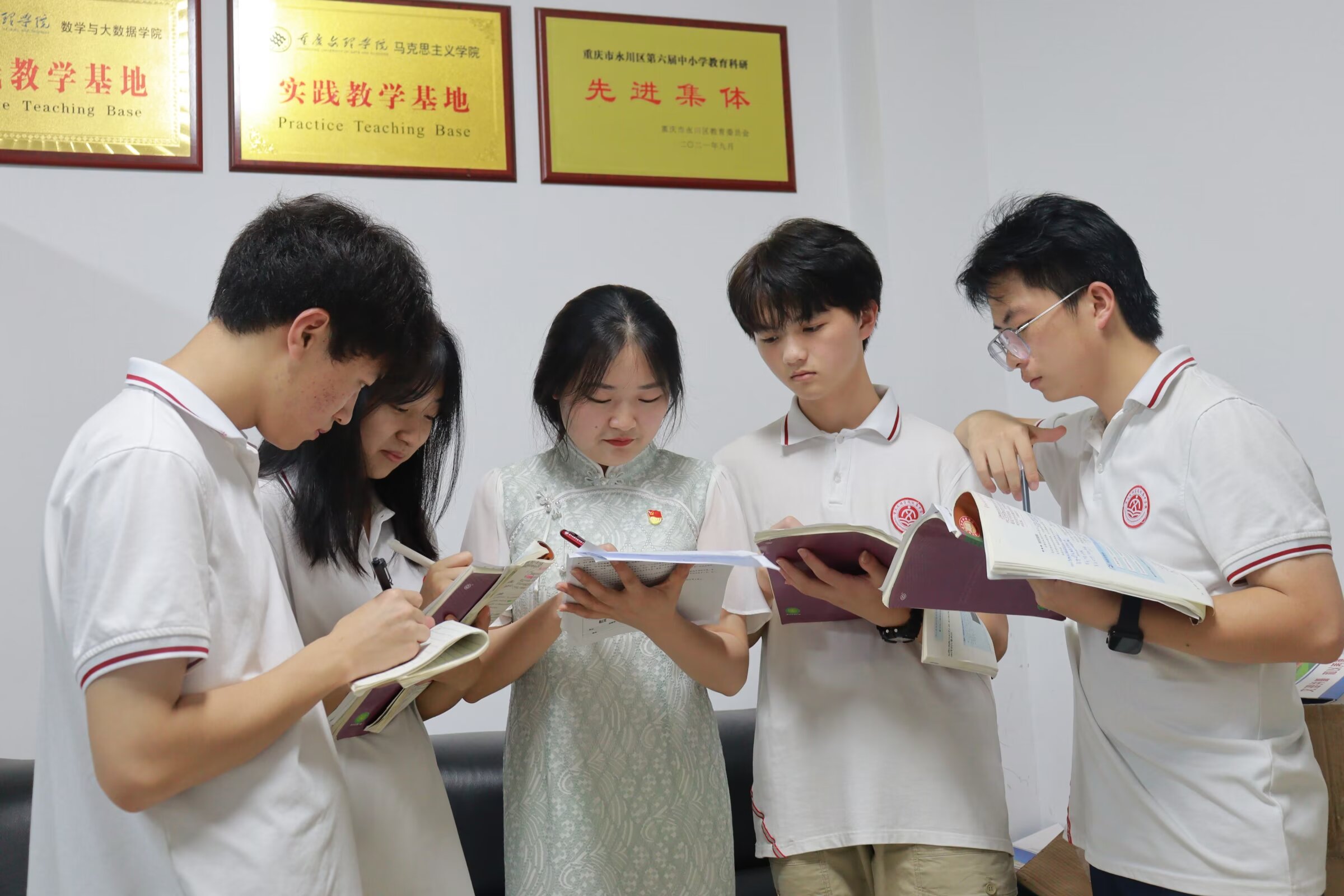 图片19 和学生在一起.jpg